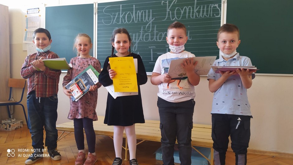 Dzieci z nagrodami za konkurs recytatorski.